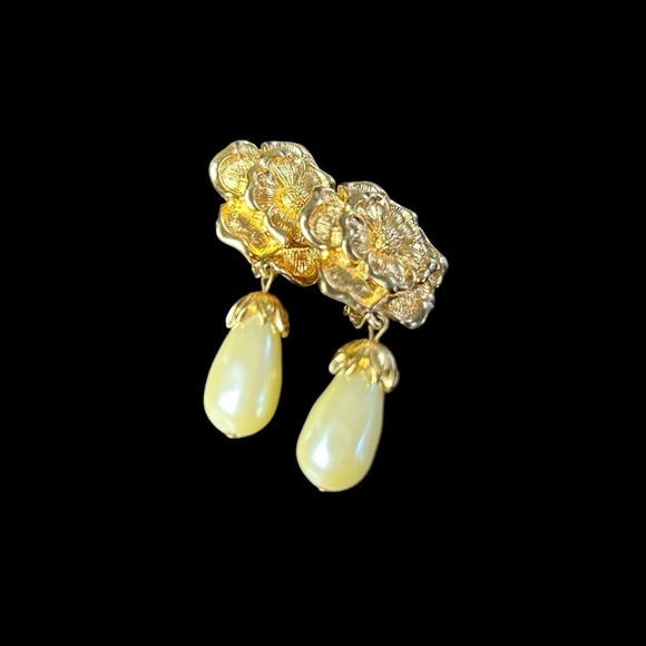 Vintage Avon Gold Flower and Faux Pearl Drop Designer Runway Clip Earrings - Picture 7 of 7